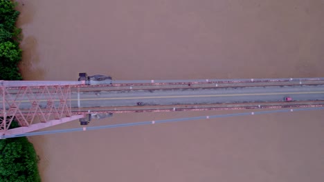 sea testigo del ajetreo urbano desde arriba mientras cruza el puente continental de puerto maldonado.