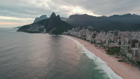 Vista-Panorámica-De-La-Playa-Ipanema-E-Leblon-Con-Luces-Místicas-Y-Nubes,-Río-De-Janeiro