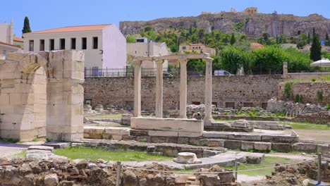 ruinas romanas de la biblioteca de hadriano en el casco antiguo de atenas, grecia con la acrópolis en el fondo