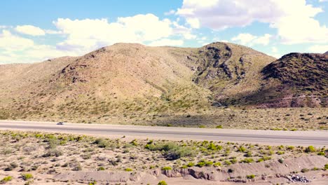 drone sobre la carretera en el desierto