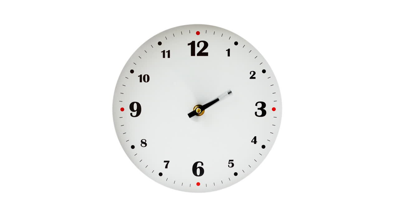 Prise de vue des heures. Accéléré. Prise de vue du cadran d'une horloge