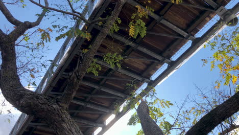 puente peatonal sobre una calle muy transitada