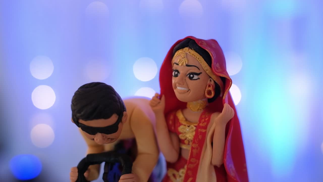 Decorazione raffigurante una sposa e uno sposo indiani su una torta nuziale - Primo piano.