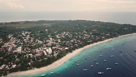 disparo lento de un dron volando hacia el aire de gili