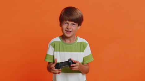 niño usando un controlador de joystick jugando a un juego de televisión de consola de video disfrutando del éxito ganando