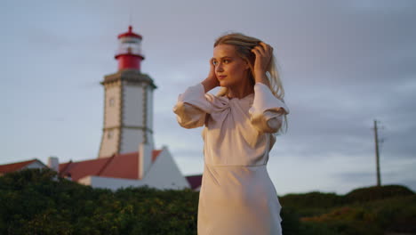 Chica-Rubia-Caminando-Retrato-Del-Paisaje-Del-Faro.-Mujer-Posando-Noche-Naturaleza