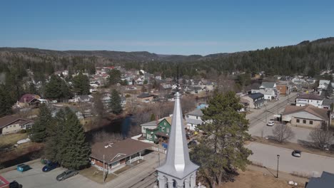 Antigua-Iglesia-Colonial-En-Saint-côme-Es-Un-Municipio-En-La-Región-De-Lanaudière-De-Quebec-Canadá-Imágenes-Aéreas