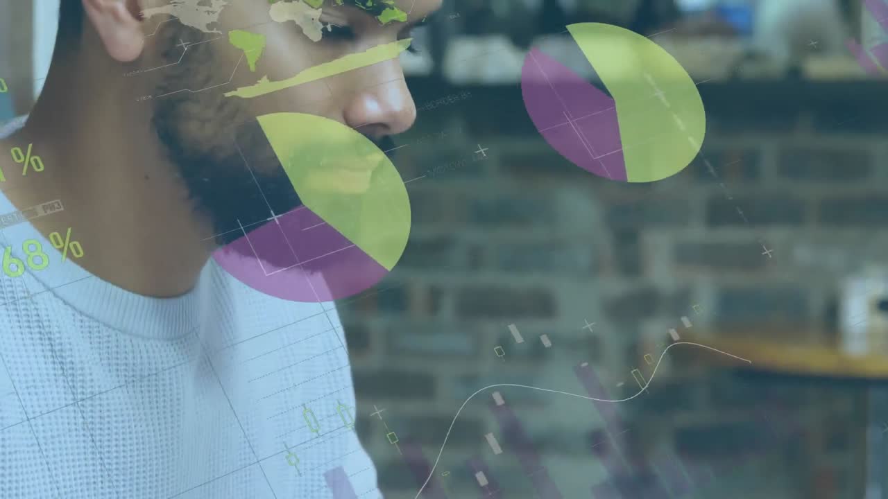 animación del procesamiento de datos estadísticos contra un hombre biracial usando una computadora portátil en una cafetería