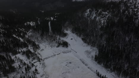 Escena-De-Invierno-Cerca-De-Mont-Du-Lac-A-L&#39;empeche-En-Quebec,-Canadá---Toma-Aérea-De-Drones