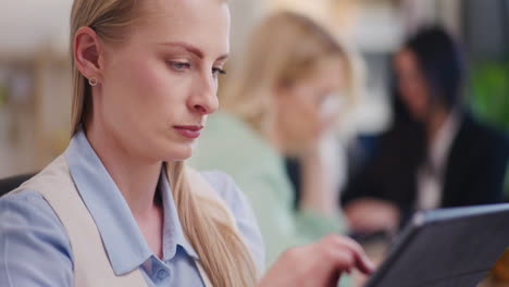 Konzentrierte-Frau-Arbeitet-An-Einem-Tablet-PC