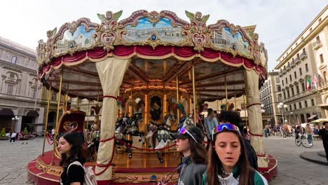 gente caminando alrededor de un carrusel en florencia