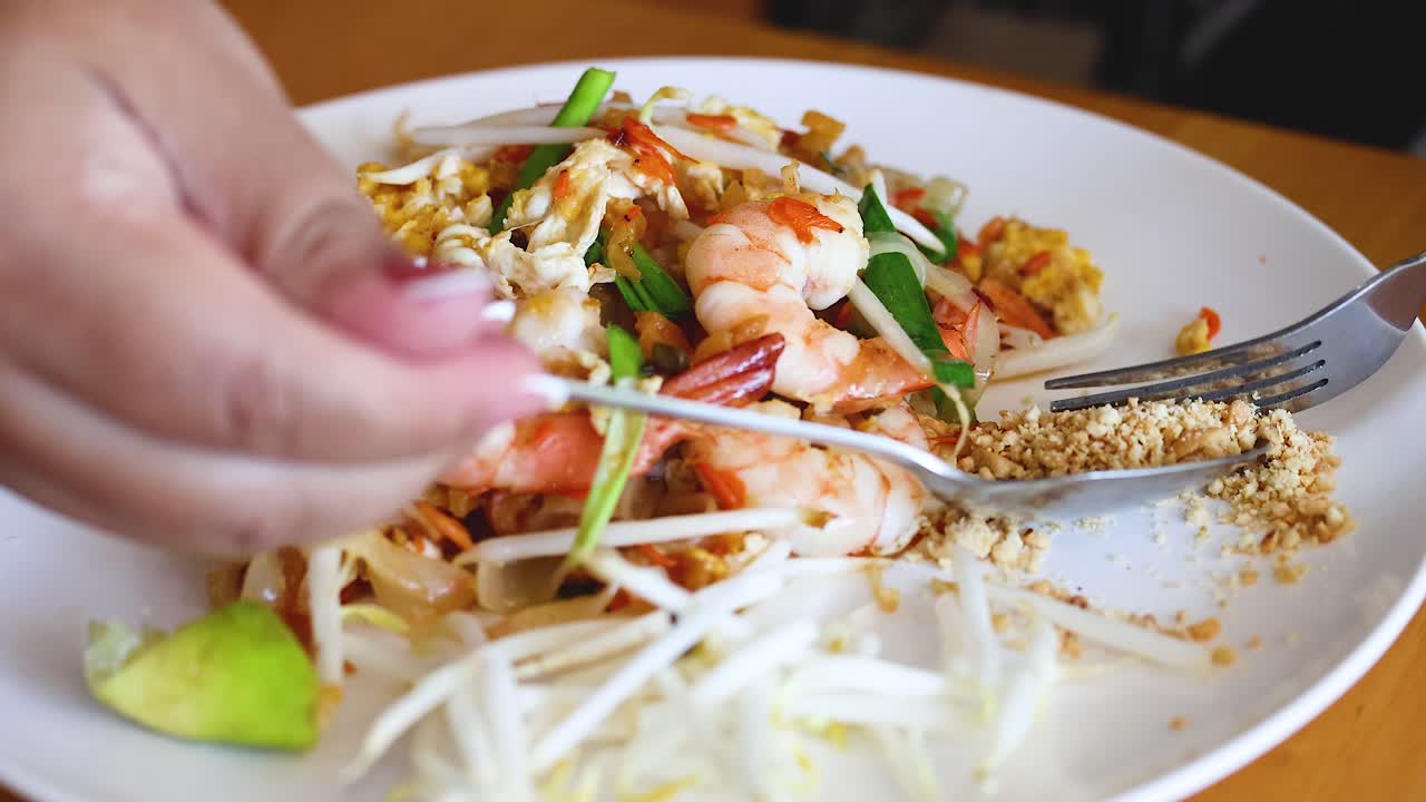 Person som spiser Pad Thai