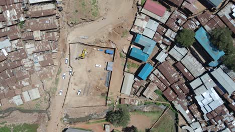 Drohnen-Vogelansicht:-Autos,-Die-Sich-Auf-Den-Schlechten-Straßen-Der-Slums-Von-Kibera,-Nairobi,-Kenia-Bewegen