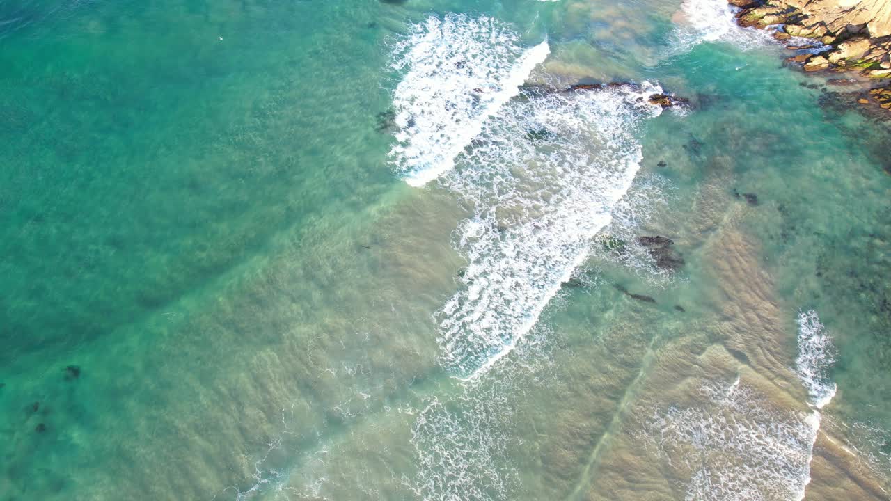 delfines de nariz de botella cazando - cabeza rota - ríos del norte - bahía de byron - nsw - australia - foto aérea