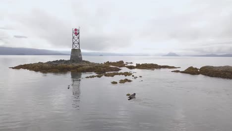 órbita aérea cercana, selos del puerto del arrecife de vanderbilt, nubes nubladas, nubes siniestras, baliza de navegación
