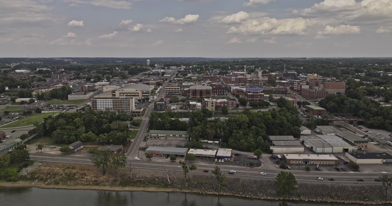 Clarksville Tennessee Aerea v2 sorvolo a bassa quota lungo il fiume Cumberland oltre i terreni agricoli verso il centro città - Ripreso con Mavic 3 Pro Cine - 21 settembre 2023