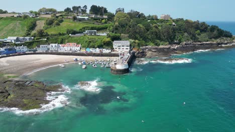 Rozel,-Islas-Del-Canal,-Drone-Panorámico-De-Jersey,-Día-De-Verano-Aéreo-Cielo-Azul-Claro