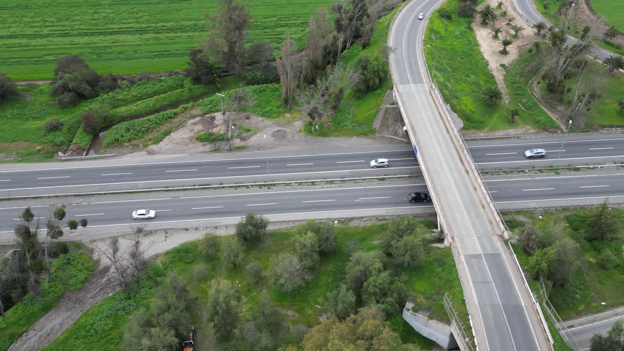 칠레의 고속도로에 있는 자동차들