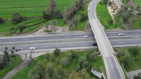 coches en la autopista de chile