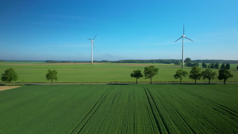 Windmühlen-über-Ackerland.-Luftdrohne-Dringt-Ein.