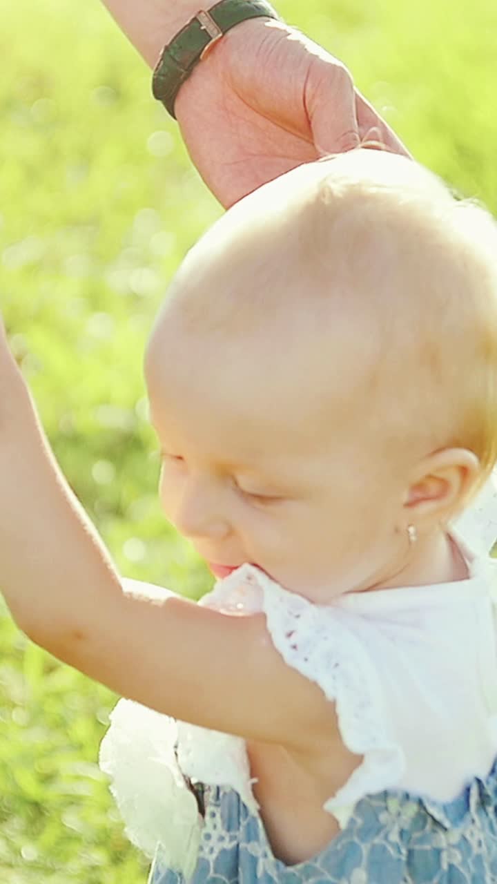 아기가 는 법을 배우는 것