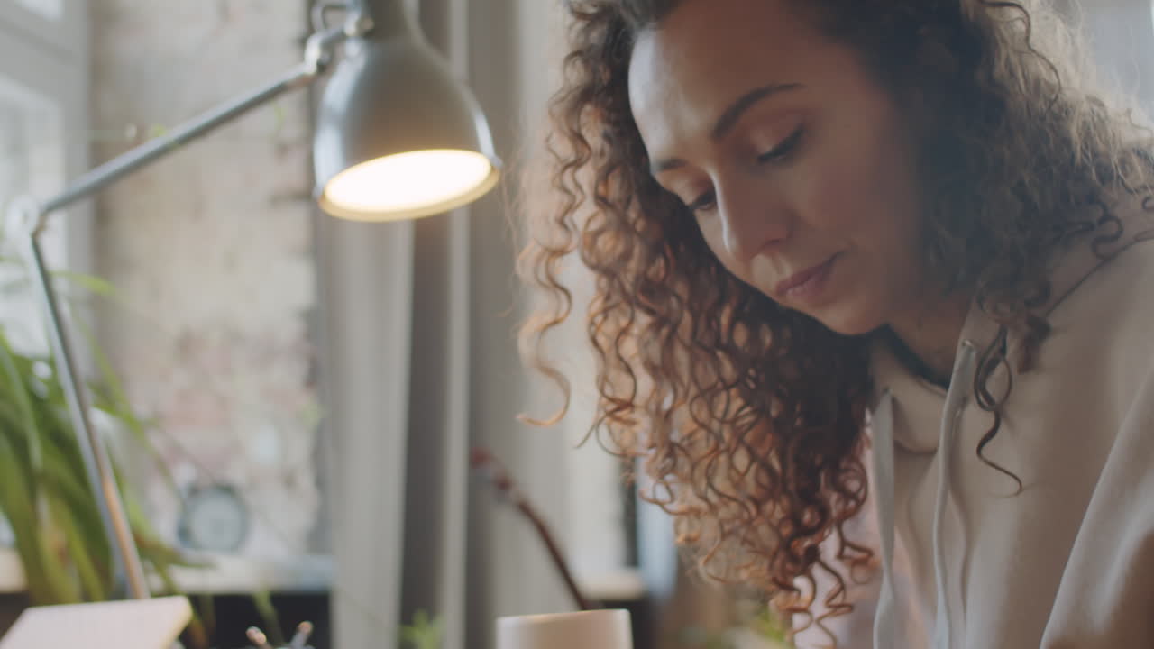 mujer trabajando en casa con su perro