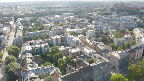 Drone-Aéreo-Hacia-Adelante-En-Movimiento-Sobre-El-Casco-Antiguo-De-Cracovia,-Cracovia,-Polonia,-Polska-En-Un-Día-Soleado