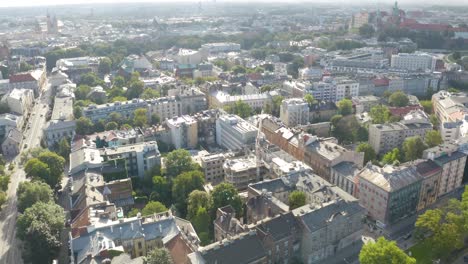 dron aéreo en movimiento hacia adelante sobre el casco antiguo de cracovia, cracovia, polonia, polska en un día soleado