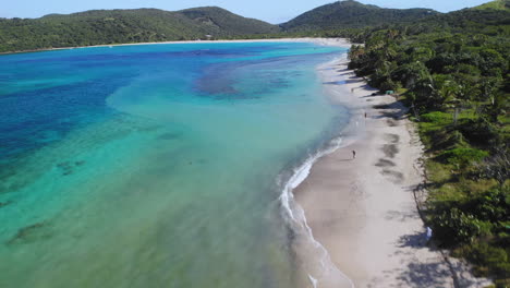 ariel 4k drone shot de un tanque en el océano en la pista de puerto rico en playa flemenco