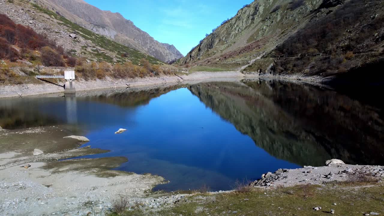 tranquilas aguas azules del lago della rovina con fondo de montañas, italia