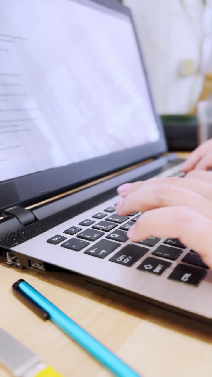Studente universitario che studia a distanza usando un laptop