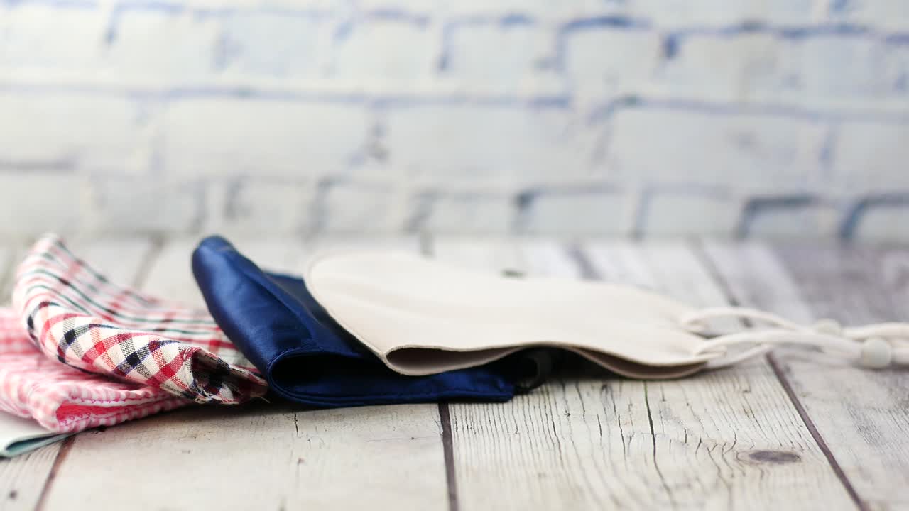 다양한 종류의 천 얼굴 마스크