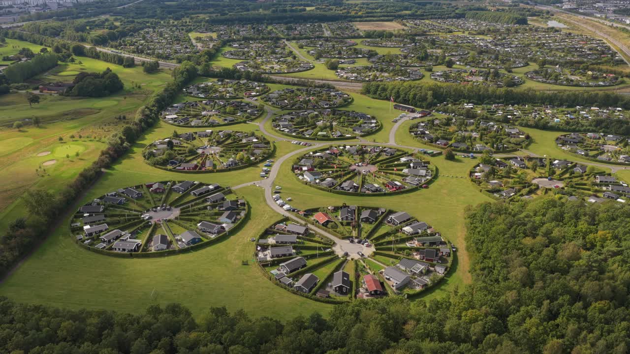 Vista drone: città giardino danese circolare, stile di vita sostenibile e consapevole.