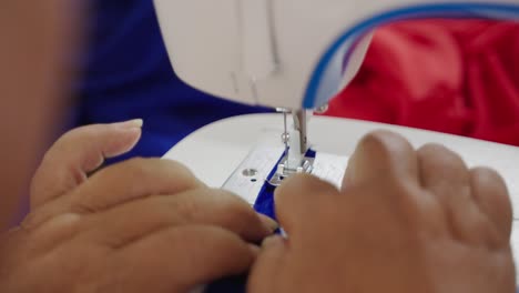 Uso-De-Máquina-De-Coser-Para-Sastrería,-Ropa-Hecha-A-Mano