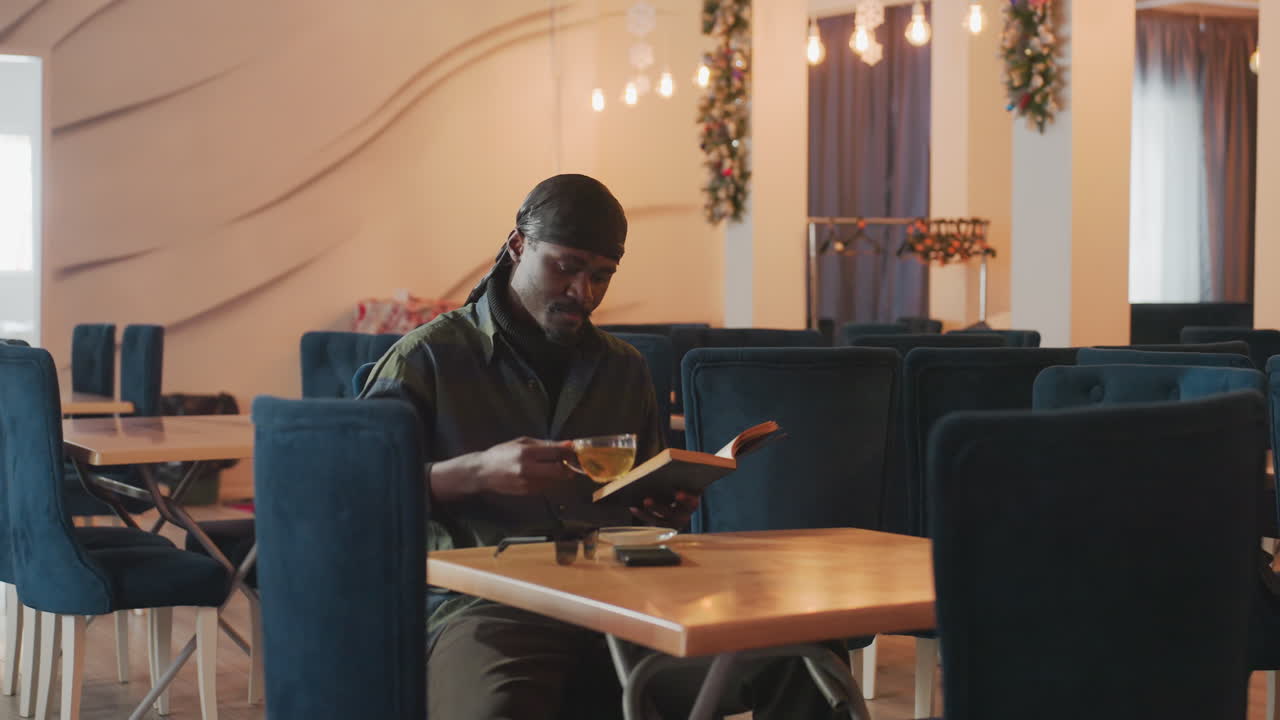 Varios trabajadores activos, diversos profesionales desempeñando sus funciones respectivas, múltiples personas involucradas en diversas actividades profesionales y tareas específicas a lo largo del día.