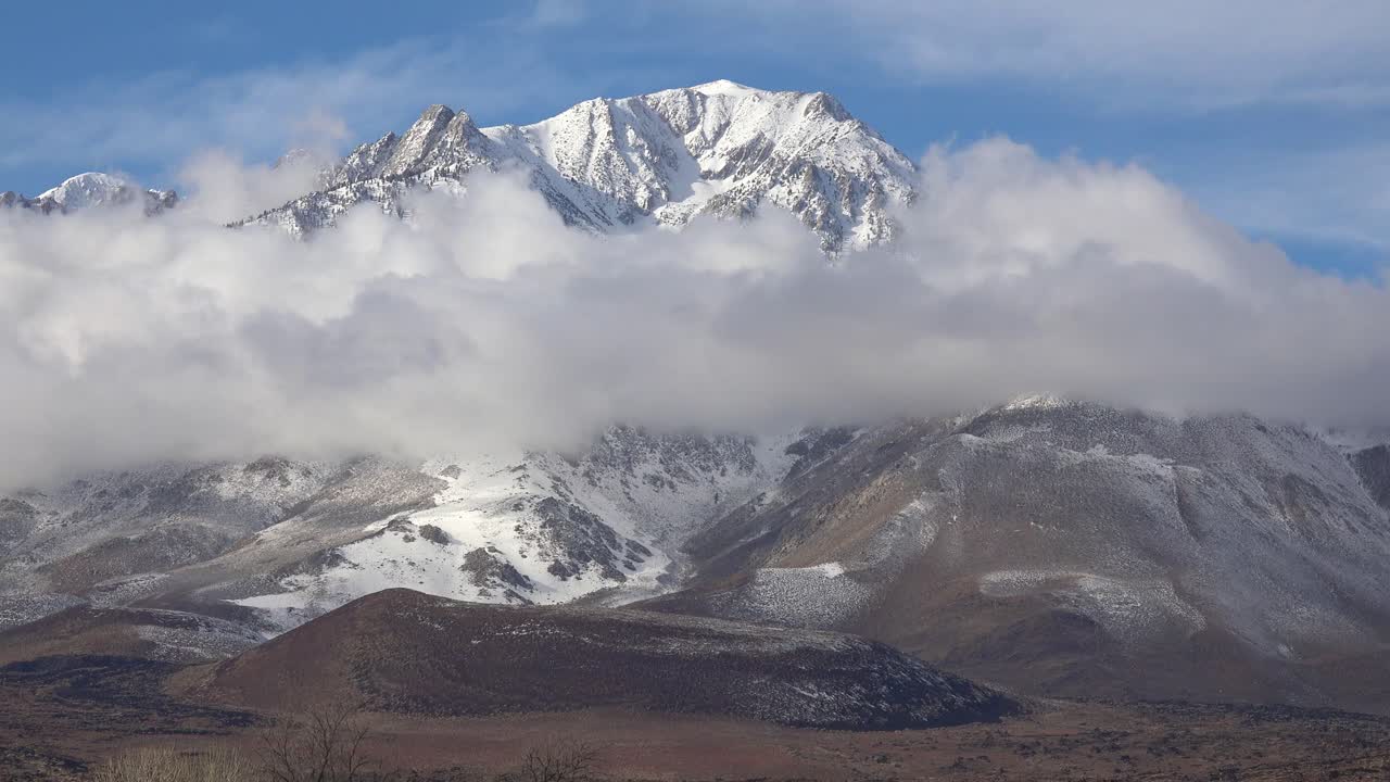 lapso de tiempo hermosas nubes en invierno detrás de las montañas del este de sierra nevada cerca de mt whitney california