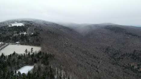 Eine-Drohnenaufnahme-Einer-Schneewolke,-Die-In-Den-Bergen-Von-Vermont,-Neuengland,-Usa-Schneit