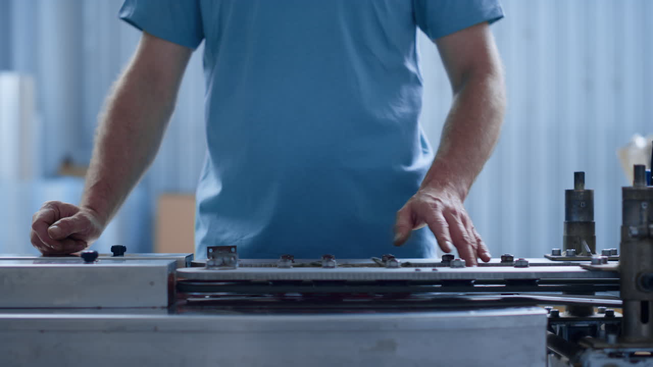 토마토 공장 근처 에서 생산 과정 을 운영 하는 노동자 의 손