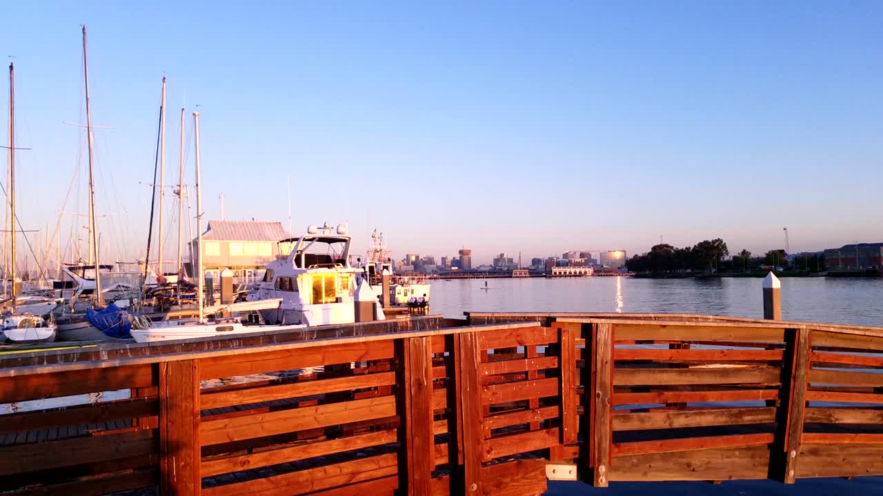 정박지의 아름다운 목조 부두와 배를 가로지르는 일출