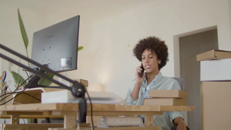 joven empresaria que trabaja en casa y habla con el cliente