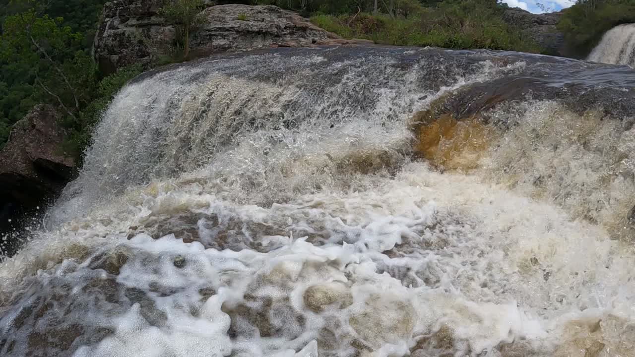 fuerte movimiento de agua en una cascada con rápidos, disparado a cámara lenta