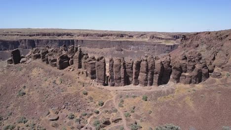 Luftumlaufbahnen-Massive-Freistehende-Felssäulen-In-Frenchman-Coulee