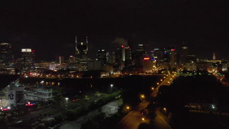 Exterior-En-Movimiento-4k-Tiro-Aéreo-Del-Horizonte-De-Nashville-En-La-Noche