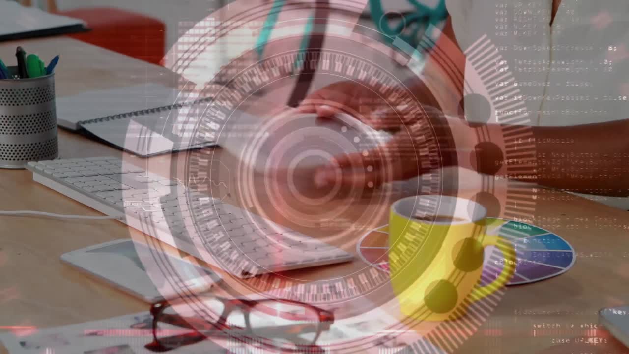 escaneo de alcance contra el procesamiento de datos contra la mujer usando tableta digital