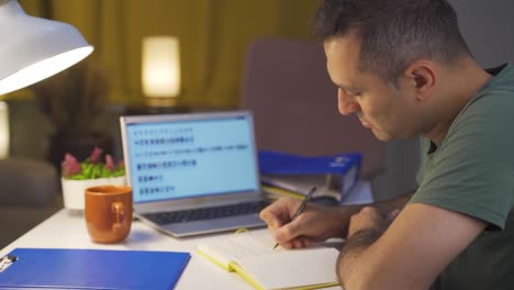 el hombre que revisa productos está vendiendo en línea.