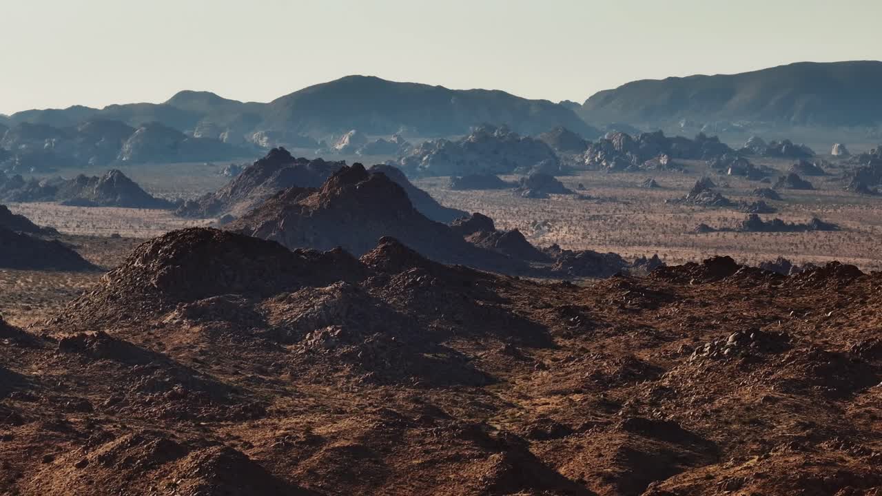 una vista aérea expansiva del alto desierto en california