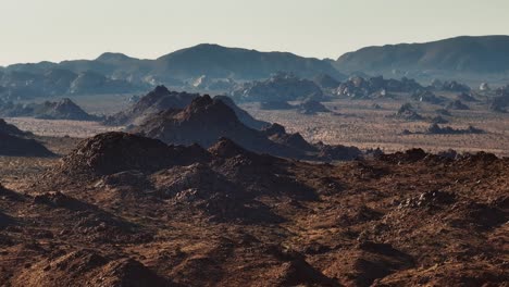 Una-Vista-Aérea-Expansiva-Del-Alto-Desierto-De-California.