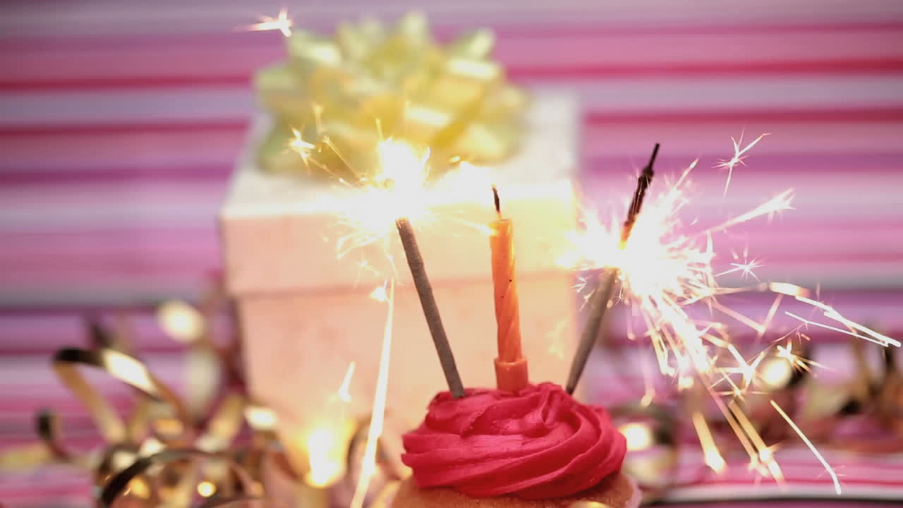 animación de líneas en zigzag amarillas y blancas sobre chispas y velas en cupcake