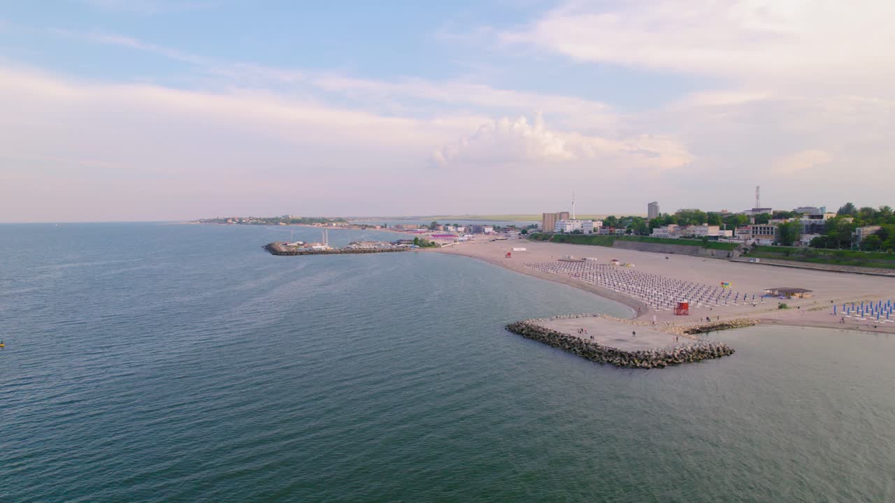 파도가 있는 해변과 바다의 조감도