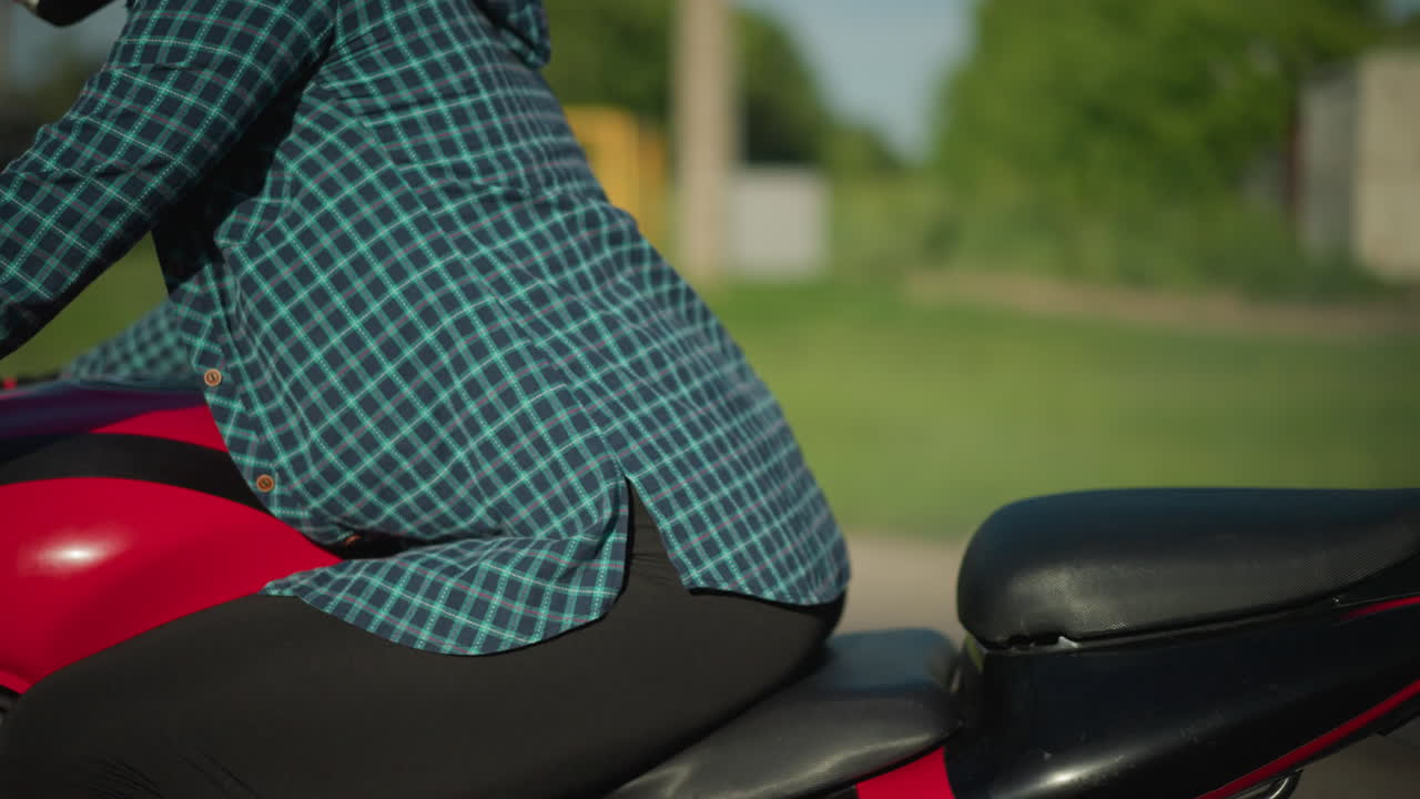 se ve un coche rojo despegando mientras una motociclista femenina también se apaga mientras avanza se ve un jeep suv blanco cruzando la carretera